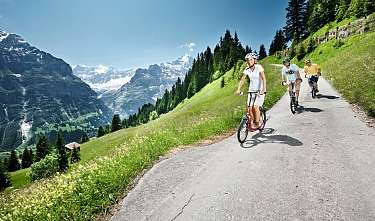 JB Sommer Trottibike Gruppe faehrt JB Sommer Trottibike Gruppe faehrt 1