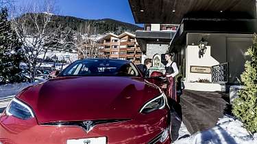 Tesla Tesla vorgefahren Mitarbeiterin Gast 1
