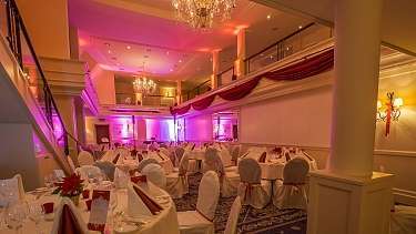 Ballsaal Touch of Red Close Northwest Ballsaal Touch of Red Close Northwest