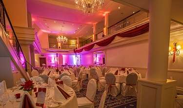Ballsaal Touch of Red Close Northwest