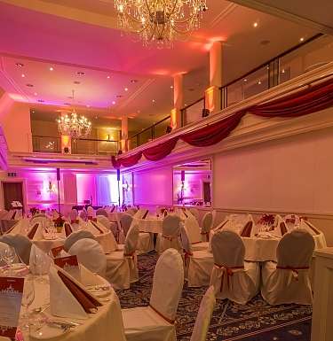 Ballsaal Touch of Red Close Northwest